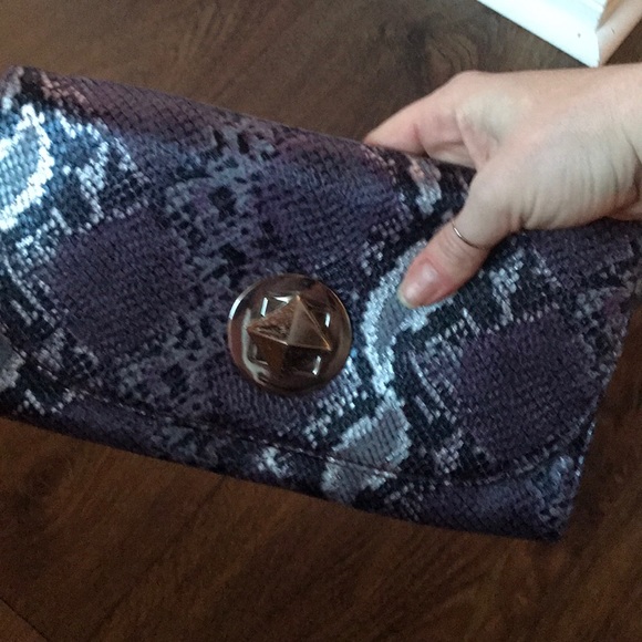 Purple snake skin clutch purse - Picture 5 of 6